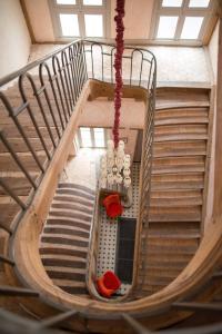 沙特尔别处小筑酒店的一座带红色座椅的建筑中的螺旋楼梯