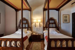 乌贝达乌贝达旅馆的一间卧室配有两张四柱床。