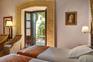 乌贝达乌贝达旅馆的一间卧室设有一张床,并有通往庭院的门