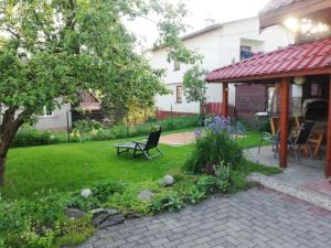 Stará BystricaChalupa Barborka的一个带桌椅的花园以及一座房子