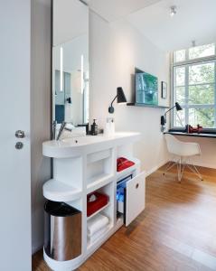 阿姆斯特丹citizenM Amstel Amsterdam的一间带水槽和镜子的浴室
