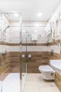 奥博尔尼基Hotel Doris的带淋浴、卫生间和盥洗盆的浴室