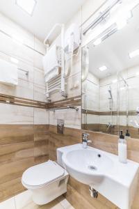 奥博尔尼基Hotel Doris的浴室配有白色水槽和卫生间。