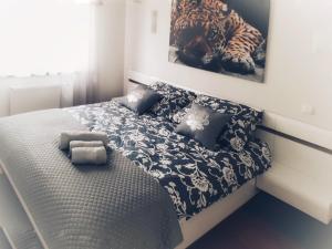厄尔科Apartament Słoneczny的卧室配有一张床铺,墙上挂着老虎照片