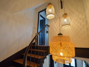 贝叶La Paresse en Ville的走廊上设有三盏灯和楼梯