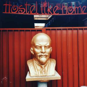 蒂拉斯波尔Like Home Hostel的坐在架子上的男人的雕像
