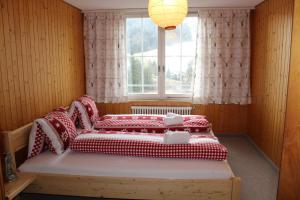 维尔德豪斯Galluszentrum的卧室在窗户前配有两张床
