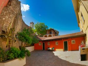 马尔切西内拉马佐加达酒店的一座拥有橙色墙壁的建筑的庭院