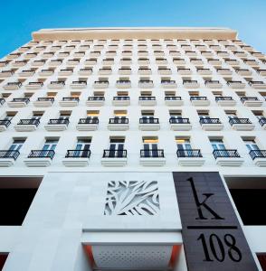 多哈多哈K108酒店的建筑物前部的近距离