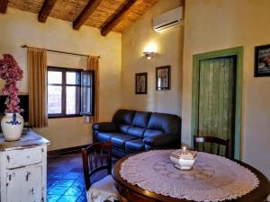 阿比亚多利Villa La Quercia - Capriccioli的客厅配有桌子和沙发