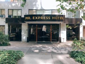 圣地亚哥MR Express (ex Hotel Neruda Express)的大楼前的Mr快速酒店标志