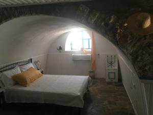 TrakhílaLagadi 1860的一间卧室配有一张带窗户和水槽的床