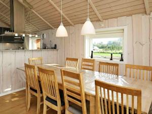 博托比Holiday home Væggerløse XVI的用餐室配有大型木桌和椅子