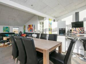 灵克宾Holiday home Ringkøbing XVII的厨房以及带木桌和椅子的用餐室。