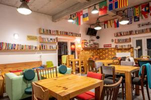 可罗日采特拉佛贝思旅馆的一间带木桌、椅子和书架的餐厅
