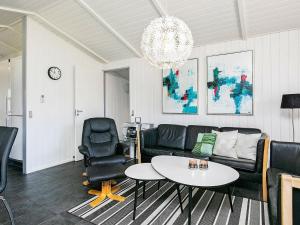 瓦伊厄斯斯特兰德8 person holiday home in Vejers Strand的客厅配有沙发和桌椅