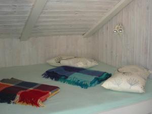 耶鲁普4 person holiday home in Jerup的两个枕头坐在房间里的床边