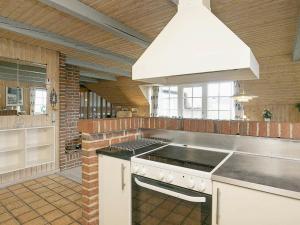 森讷维8 person holiday home in Ringk bing的一个带炉灶和水槽的大厨房