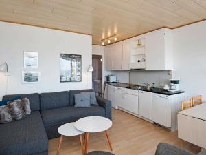 罗莫柯克比Holiday Home Lyngvejen VI的带沙发和桌子的客厅以及厨房。