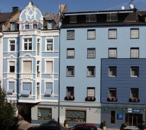 科布伦茨Trip Inn Hotel Hamm的白色的蓝色大建筑