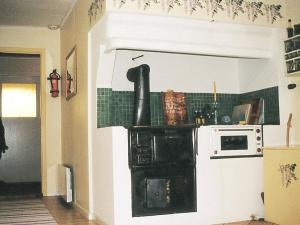 Agunnaryd6 person holiday home in RYSSBY的厨房里设有老炉灶和微波炉
