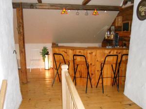 Agunnaryd6 person holiday home in RYSSBY的一间厨房,内设一个带凳子的酒吧
