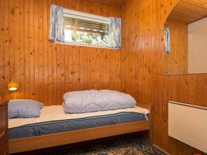 锡尔克堡5 person holiday home in Silkeborg的卧室配有木墙内的一张床