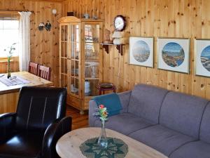 亨宁斯韦尔3 person holiday home in Henningsv r的客厅配有沙发和桌子