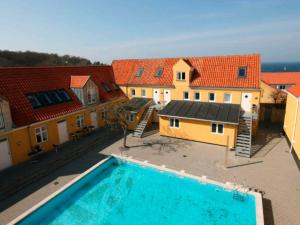古兹耶姆6 person holiday home in Gudhjem的享有房子和游泳池的顶部景色