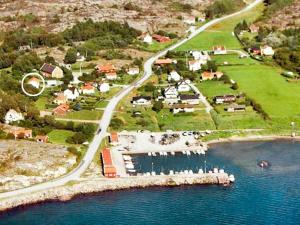 Hälleviksstrand4 person holiday home in H LLEVIKSSTRAND的水中小岛的空中景观