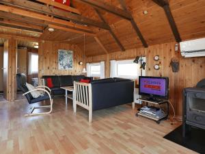 维泽桑讷6 person holiday home in Hvide Sande的带沙发和电视的客厅