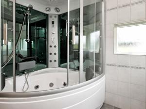 安斯艾厄10 person holiday home in Ansager的带浴缸的浴室和窗户