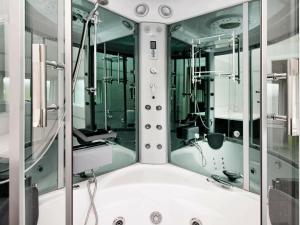 安斯艾厄10 person holiday home in Ansager的一间带浴缸的浴室