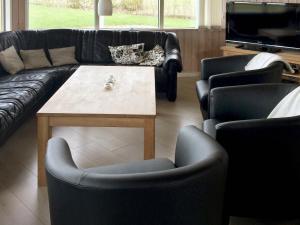 安斯艾厄10 person holiday home in Ansager的带沙发和桌椅的客厅