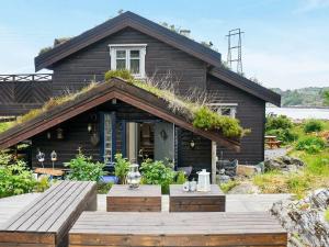 FreiHoliday Home Rensvikholmen的前面设有木制甲板的房子