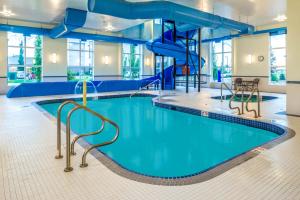 雷德迪尔红鹿市温德姆麦克罗特套房酒店的大楼内一个带滑梯的游泳池
