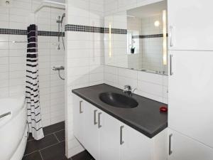海默特8 person holiday home in Hemmet的一间带水槽和镜子的浴室