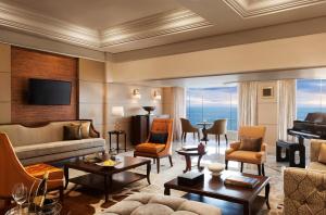 科伦坡泰姬陵度假酒店的客厅配有沙发和桌子