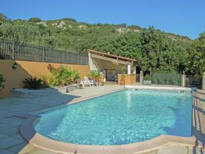 莱德农Modern Villa with Private Swimming Pool in L denon的庭院内的游泳池,带庭院