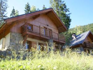OzMountain Chalet in Oz en Oisans with Lovely Views over Lake的小木屋的一侧设有阳台