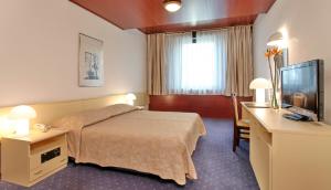 Hotel Slavija Lux客房内的一张或多张床位