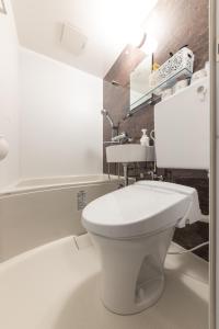 川崎Kawasaki Station Inn的浴室配有白色卫生间和盥洗盆。