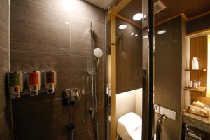 津山市The Shiroyama Terrace Tsuyama Villa的浴室里设有玻璃门淋浴