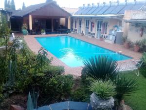 约翰内斯堡Johannesburg Youth Hostel的一座房子后院的游泳池