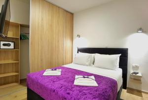 XY Suites - Design Apartments客房内的一张或多张床位