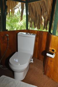 卡特勒格默Yala Beddegama Eco的小屋内带卫生间的浴室