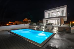 阿里法纳海滩Biscuttela Vicentina的夜间在房子前面的游泳池
