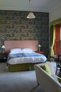 乌特拉德卡洛拉维埃克酒店的一间卧室配有一张带粉红色床头板的大床