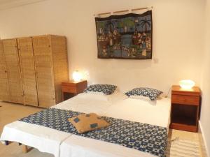 BijiloB & B Villa Calliandra的一间设有两张床的客房,墙上挂着一张照片