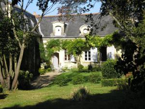 勒孔德拉玛科尔德博伊斯瑞特庄园酒店的白色的房子,花园,树院